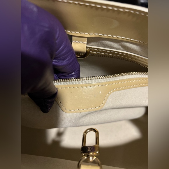 Louis Vuitton Vernis Wilshire beige handbag. Authentic and pre-owned - Picture 8 of 9